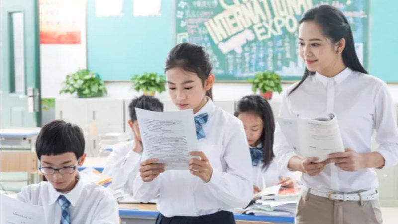 瑜伽教练培训课程通常包括以下几个方面：